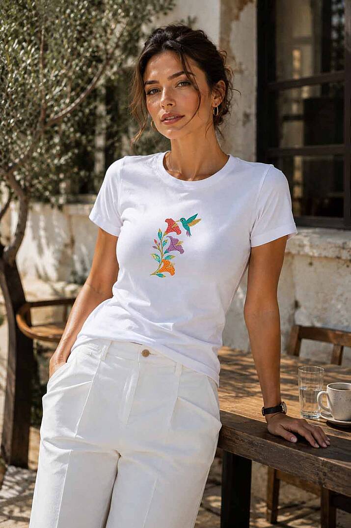 BAHAR KUŞU VE ÇİÇEK DESENLİ NAKIŞLA ÖZENLE İŞLENMİŞ BAYAN SLİM FİT TİŞÖRT - 5