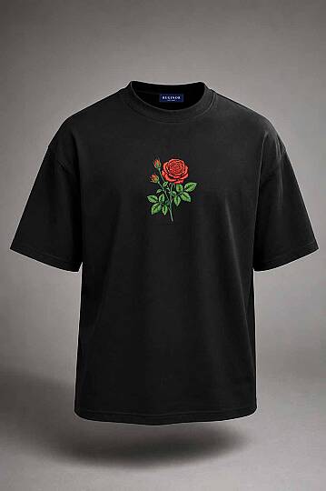 ROSE (GÜL) NAKIŞLI BARAN SİYAH RENKLİ YARIM OVERSİZE TİŞÖRT